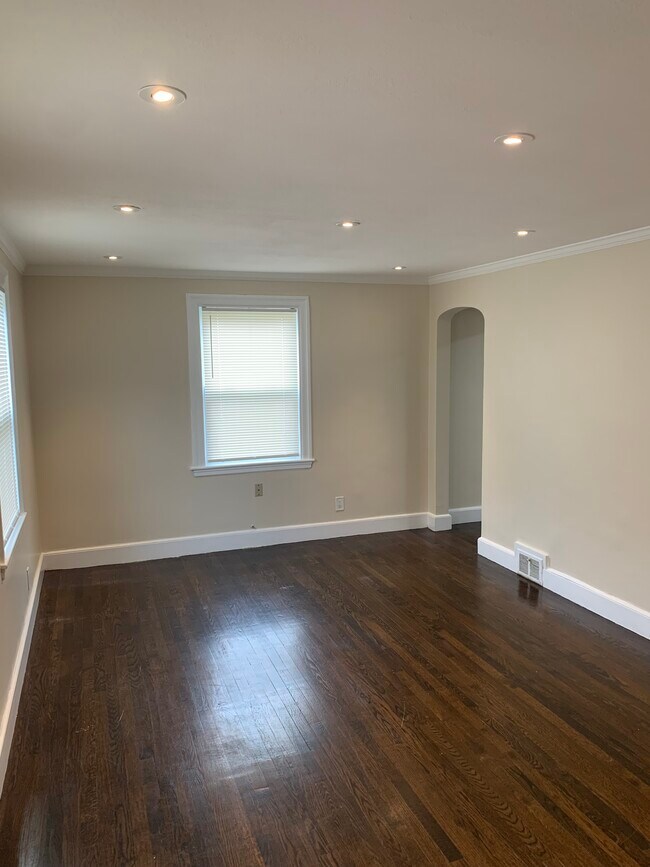 Building Photo - 42 Meadowbank Ave