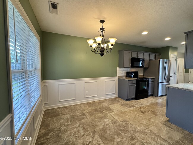 Building Photo - 145 Broadleaf Dr