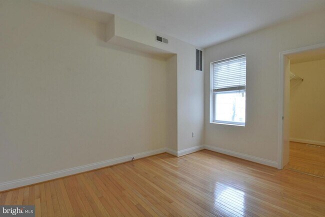 Foto del edificio - 733 Otis Pl NW