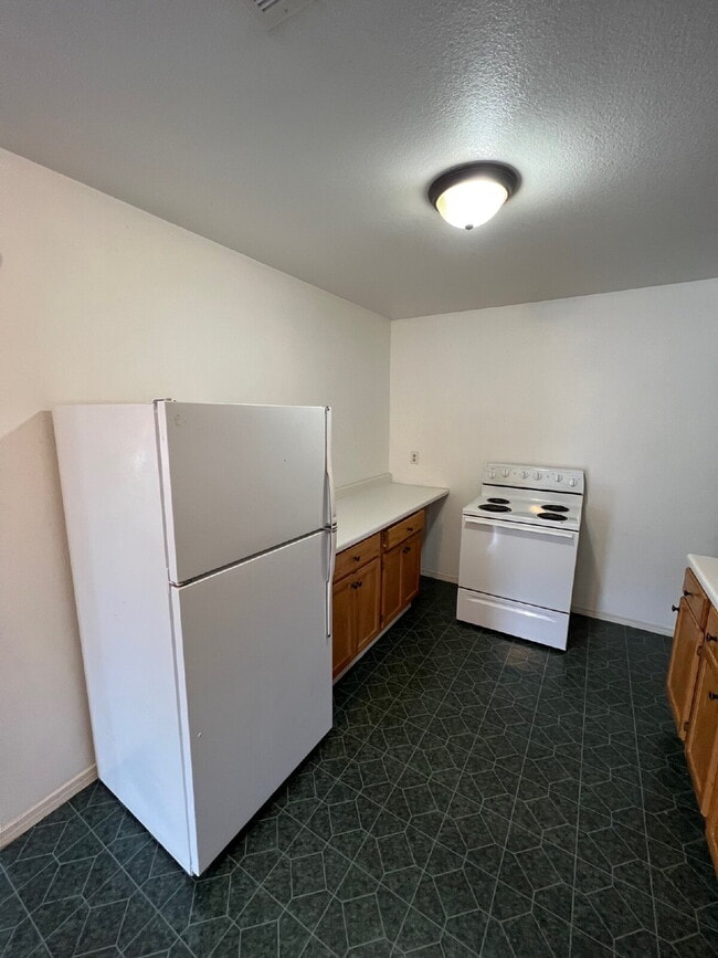 Building Photo - **Move In special $400 off first month rent **Two bedroom or two office with extra large garage a...