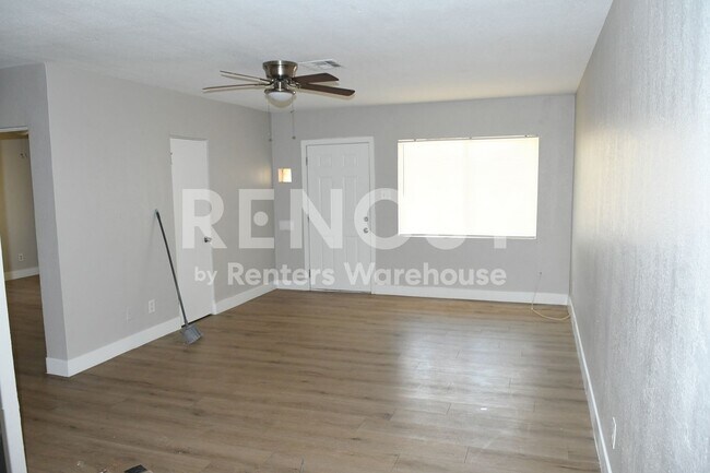 Building Photo - Remodeled 2 Br 1 Ba Unit in a Four Plex Near 15th Ave and Indian School in Phoenix