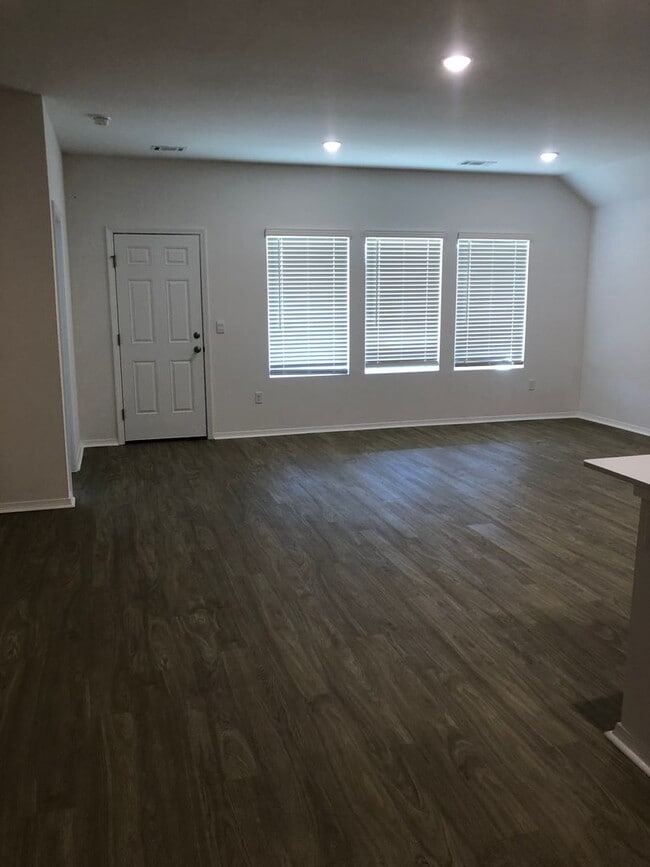 Building Photo - Rare 4 Bedroom For Rent