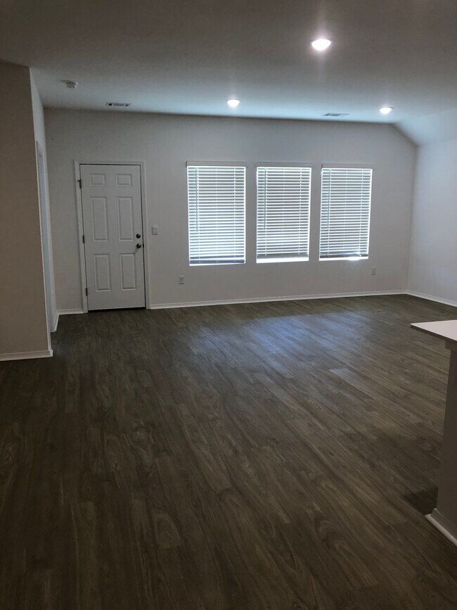 Foto del edificio - Rare 4 Bedroom For Rent