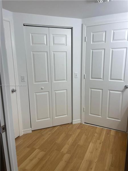 Foto del edificio - 2458 Centergate Dr