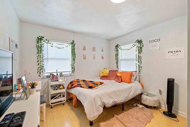Building Photo - Luxury 4 bed, 2 bath south side rental