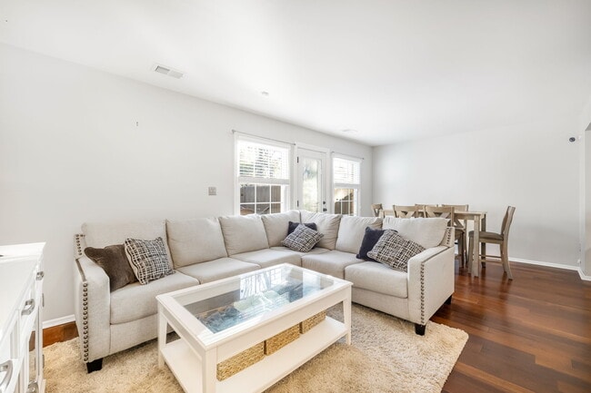 Foto del edificio - 8418 Knights Bridge Rd