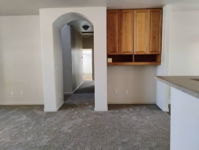 Building Photo - Beautiful 3 Bedroom 2 Bathroom Home