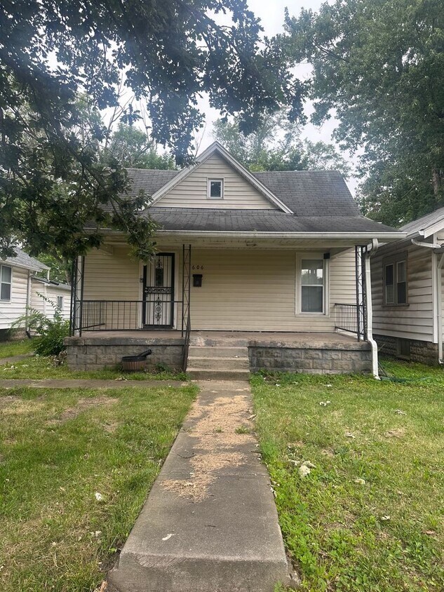 Foto principal - A newly remodeled 2/1 on the Eastside of I...
