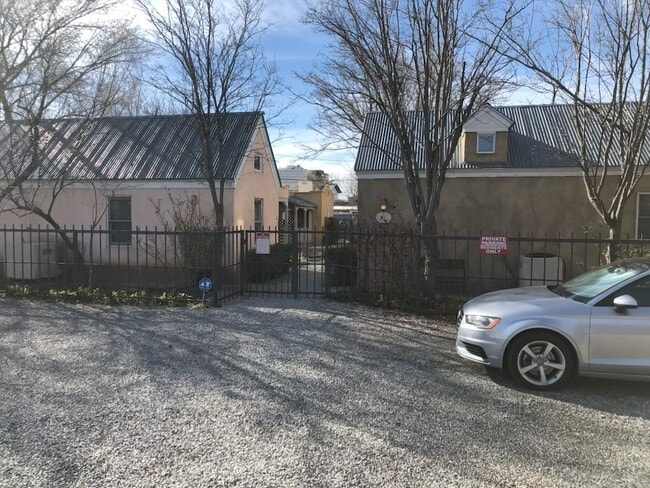 Foto del edificio - 718 Mountain Rd NW