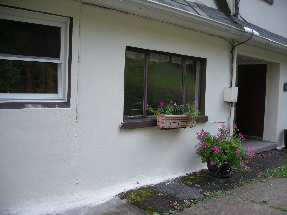 1217 Greenbrier Rd, Fairmont, WV 26554 Apartments 1217 Greenbrier Rd