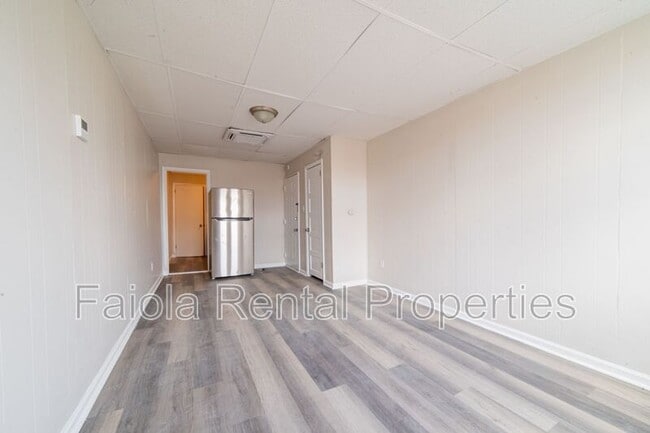 Building Photo - 112 N High St