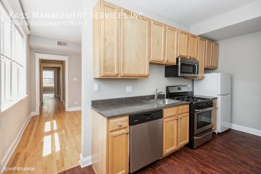 Primary Photo - Lakeview 2 Bed, Updated Kit., Dishwasher, ...