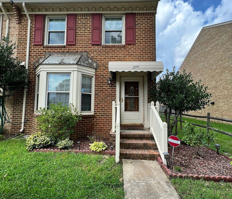 End unit townhouse - 289 Weller Blvd