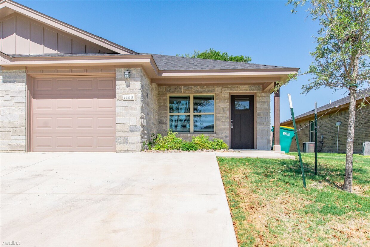 Primary Photo - 3 br, 2 bath Duplex - 2551 Leroy Lane B