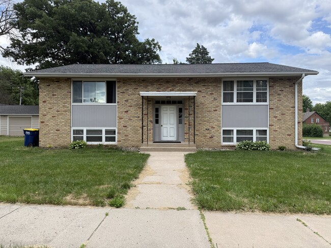 Building Photo - 305 N Van Buren Ave