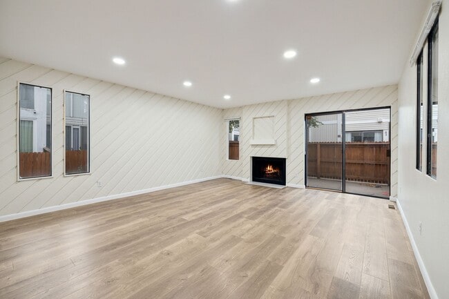 Building Photo - Beautifully updated Townhome! 4 bed 2.5 bath in Washington Virginia Vale!