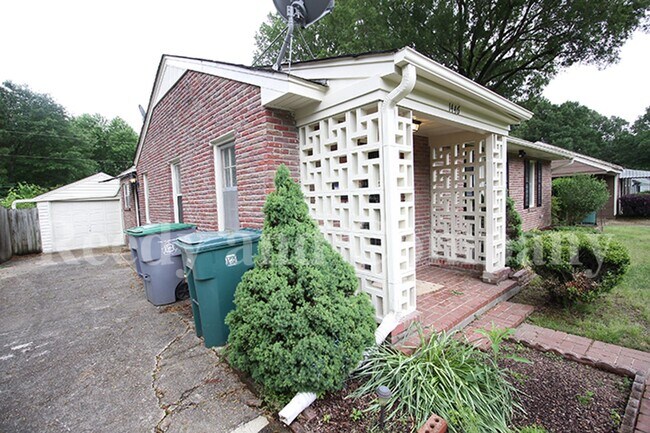 Foto del edificio - 1446 Russwood Rd