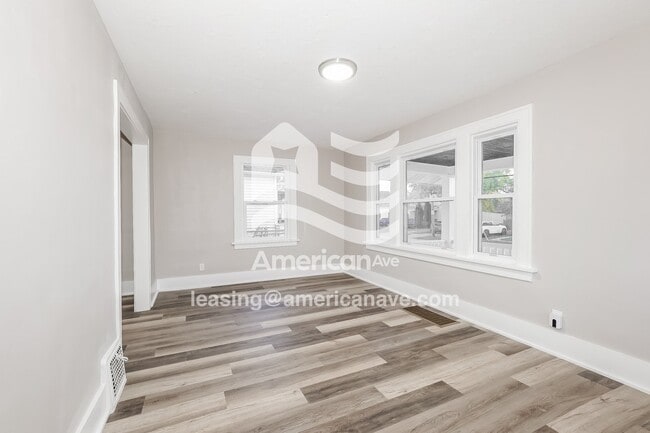 Building Photo - 1001 W 20th St