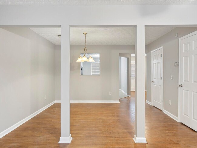 Building Photo - 5635 Union Pointe Dr