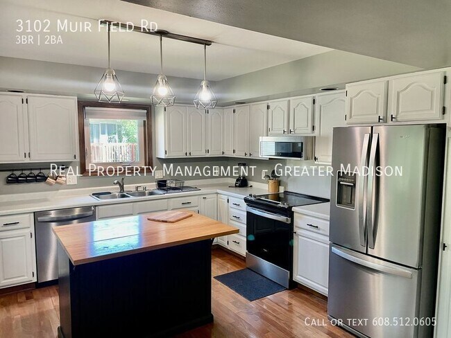 Building Photo - Lovely Split-Level Home on West Side