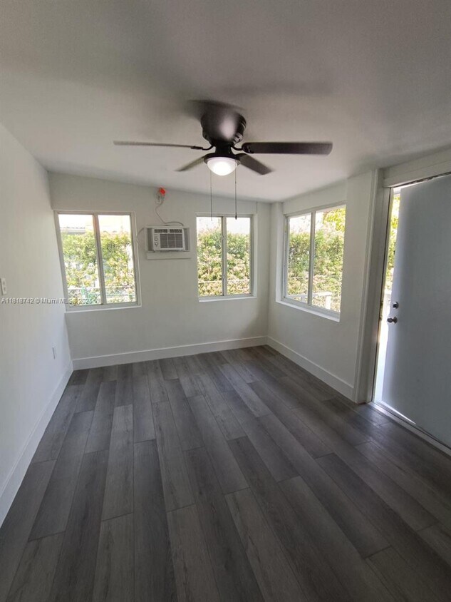 Foto principal - 1857 SW 4th St