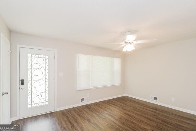 Building Photo - 3801 Sharon Dr
