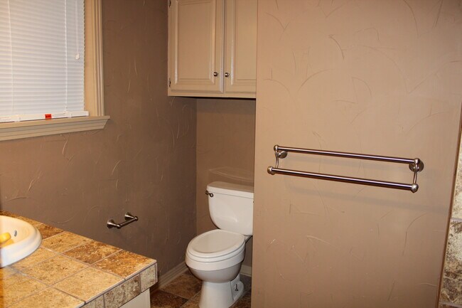 Master bath - 2216 Crestwood Dr