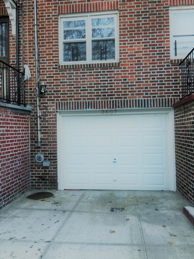 Foto del edificio - 3607 Tibbett Ave