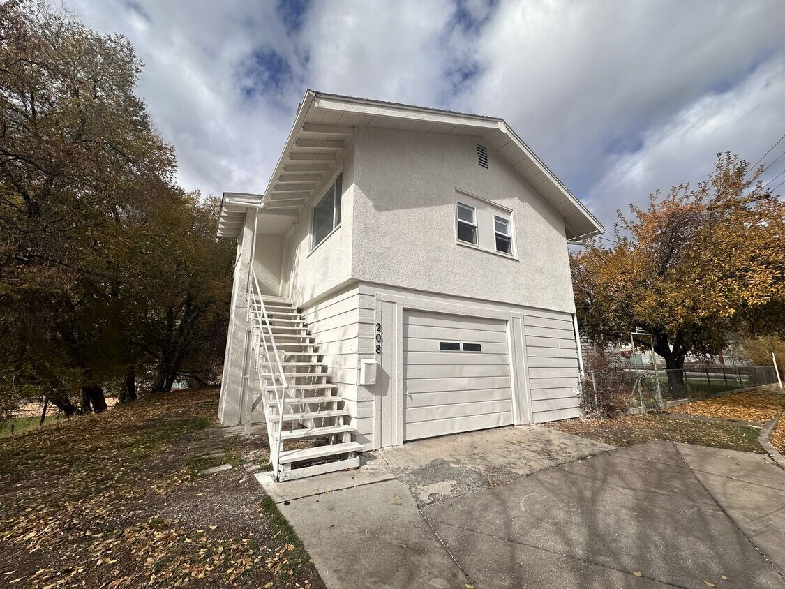 Primary Photo - 2 bedroom, 1 bathroom House