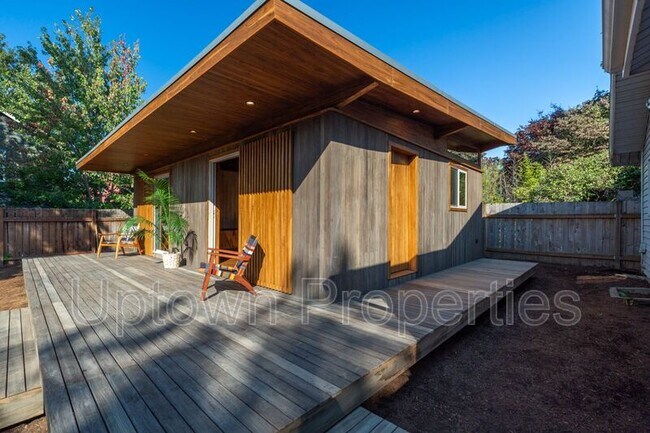 Building Photo - 927 N Watts St