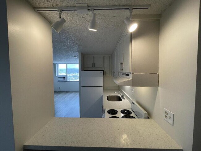 Building Photo - 1060 Kamehameha Hwy
