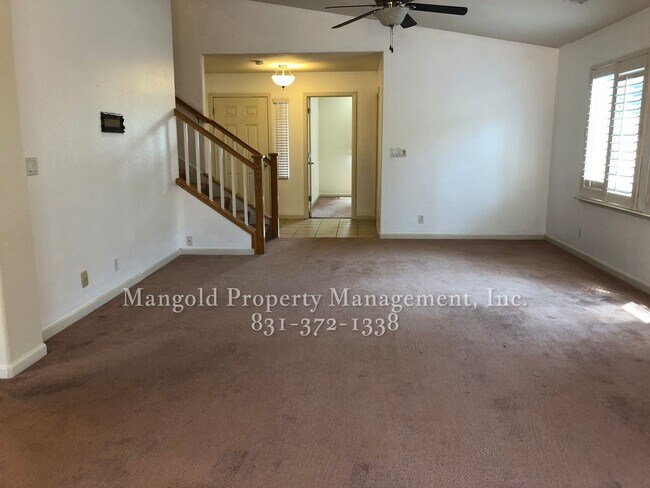 Foto del edificio - Recently Remodeled, Beautiful, Two-Story H...