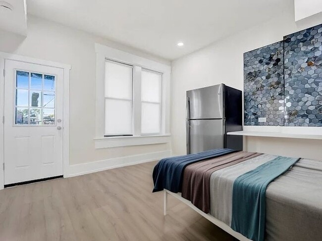 Building Photo - 944 N Damen Ave