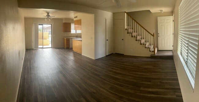 Building Photo - 3 bedroom 1 1/2 bathroom townhome, Great l...