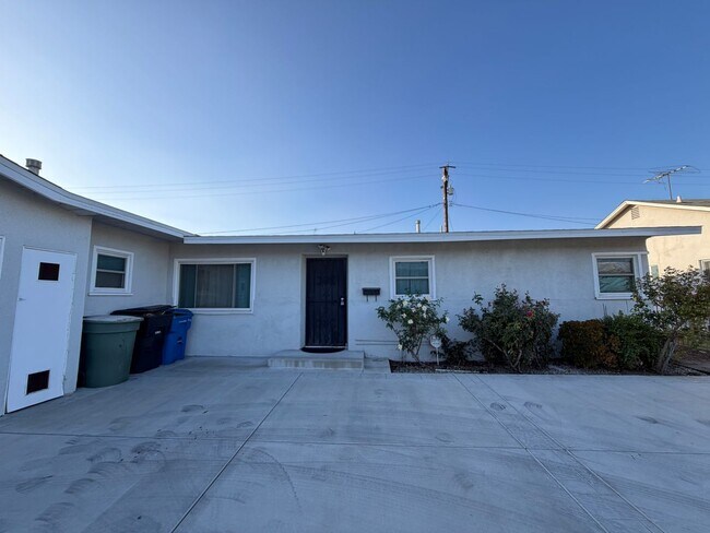 Foto del edificio - Beautiful & Spacious 3Bedroom / 1.5Bath in West Covina