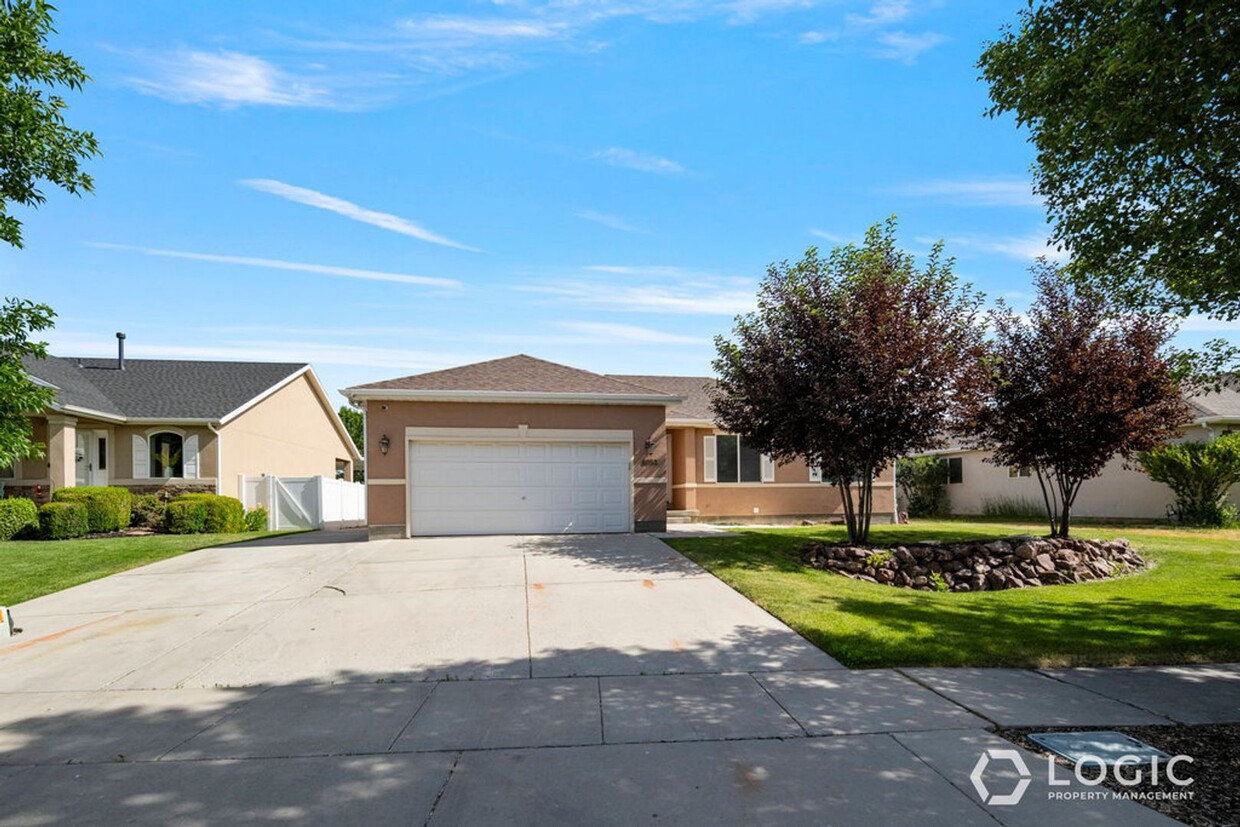 Primary Photo - Spacious Home in WVC!