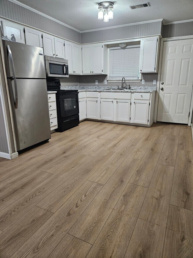 Foto del edificio - 24 Linder Rd