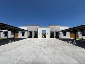 Building Photo - 2011 Selena St