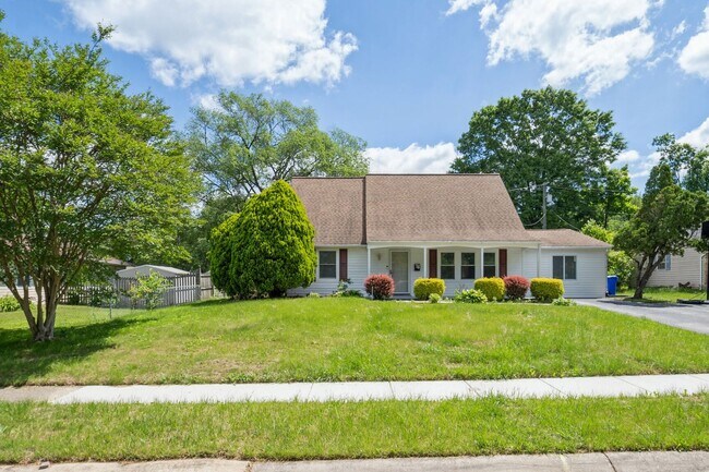Building Photo - Newly Renovated 5BR/2BA Home with large yard
