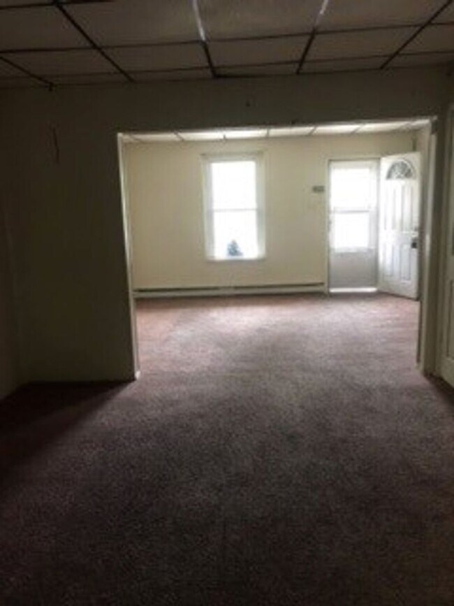 Building Photo - 3 bedroom 1 bathroom