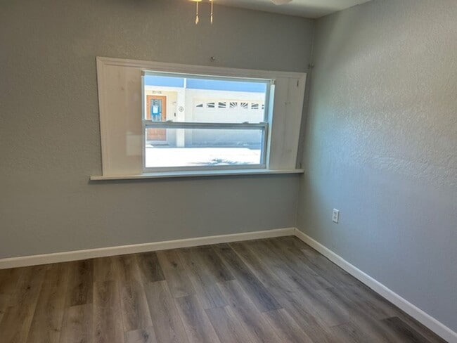 Building Photo - Quaint 1/1 within walking distance to the ...