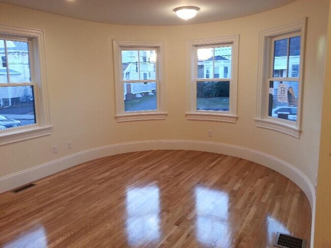 Building Photo - Charming 3 Bedroom-No Broker Fee