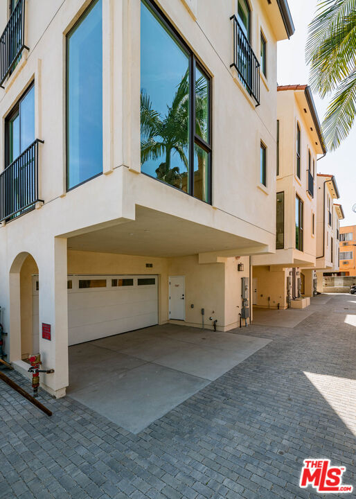 Foto del edificio - 1557 Alvira St