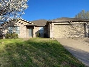 Building Photo - 1820 Southridge Ln