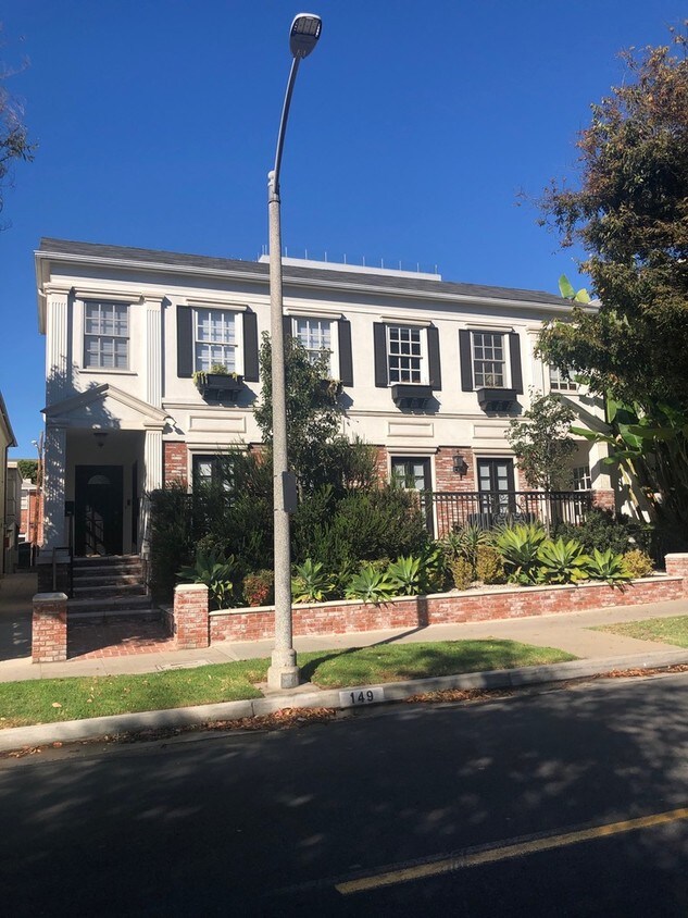 charming architecture - 149 S Reeves Dr