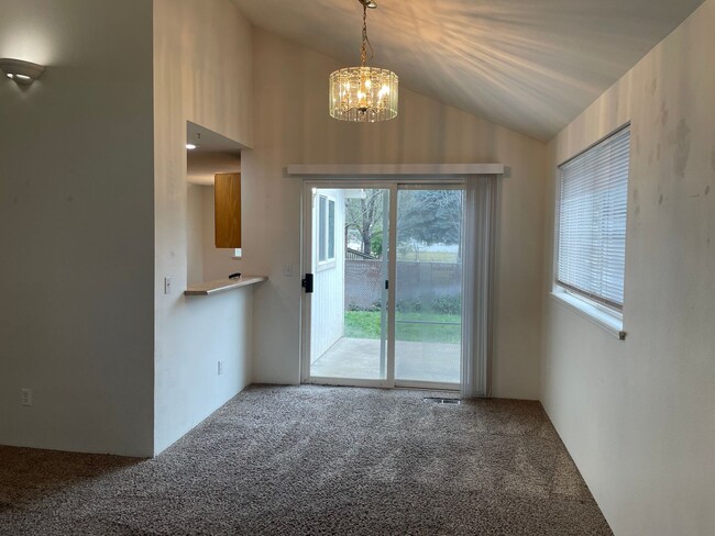 Foto del edificio - This 3 bedroom 2 bathroom home is located in beautiful Shady Cove