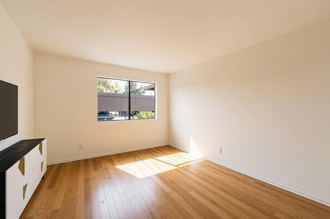 Building Photo - 990 Miramonte Dr