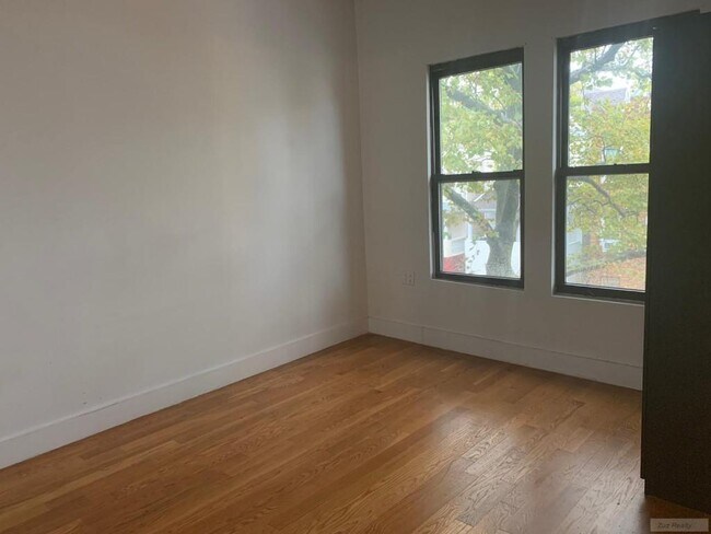 Foto del edificio - 342 E 9th St