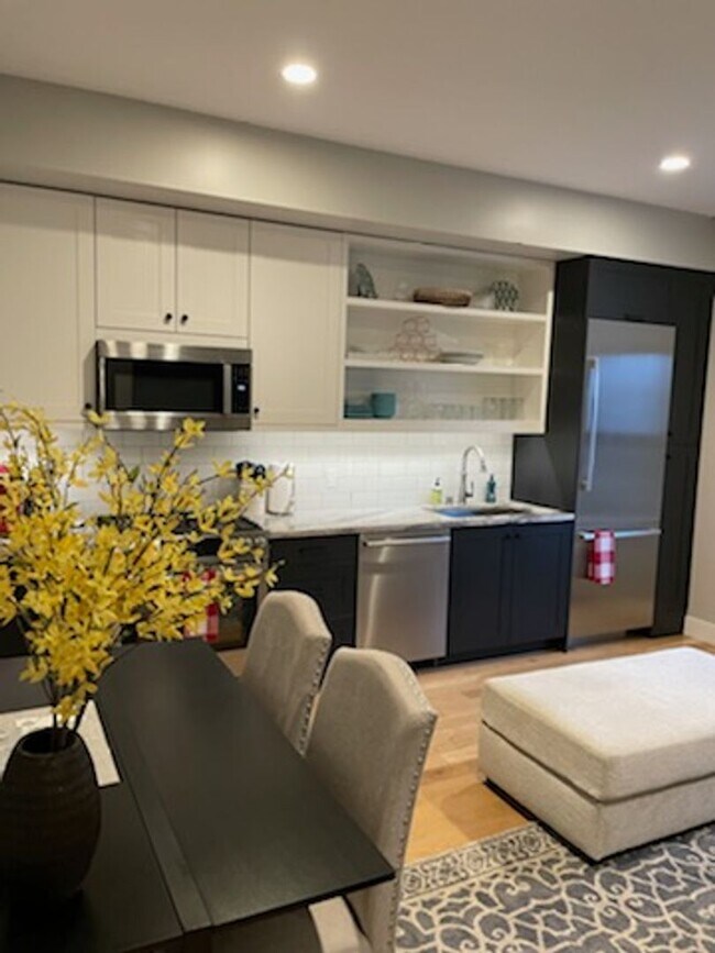 Foto del edificio - Upscale Fully and Comfortably Furnished , downtown condo ready now (can be rented short term)