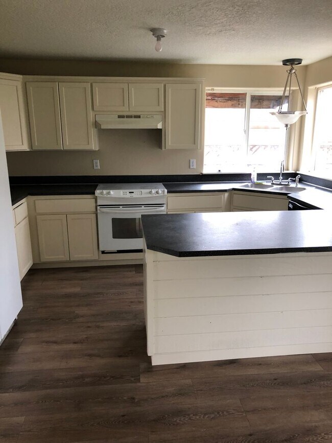 Foto del edificio - 3 Bedroom 2.5 bath house in Newberg